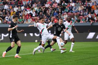 مباراة حاسمة بين فولفسبورغ وأوغسبورج في قمة المعركة ضد الهبوط