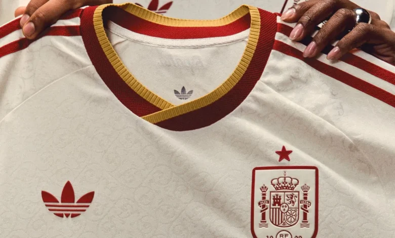 إسبانيا تكشف عن قميصها البديل لكأس العالم وتؤكد وديتي مارس